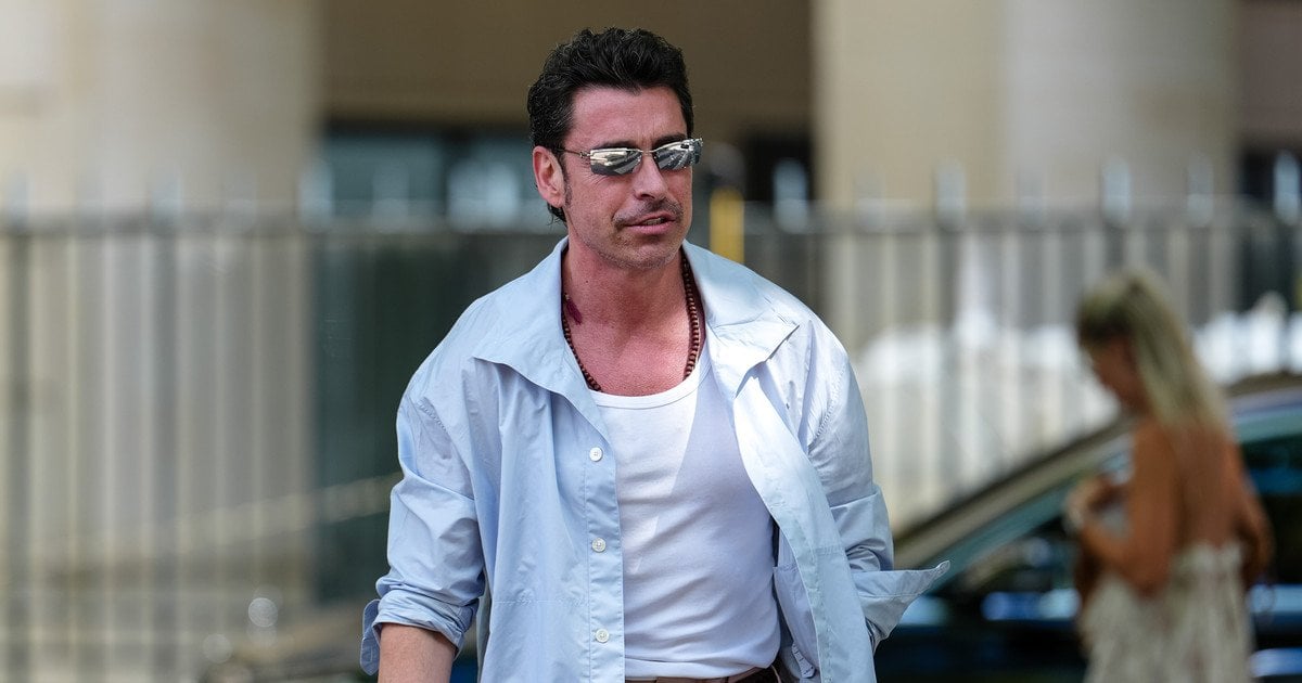 Біла майка — головний тренд серед чоловіків влітку 2025