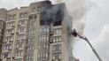 Пожар в столичной многоэтажке: человек через окно вылез на кондиционер на 24-м этаже, чтобы спастись