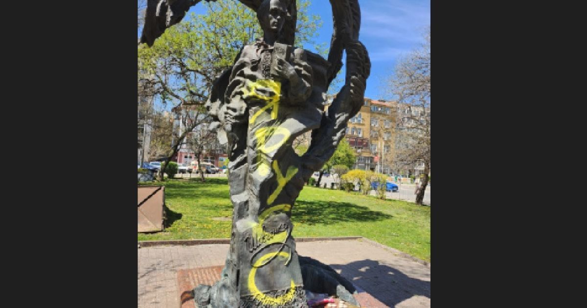 В столице Болгарии вандалы обрисовали памятник Тарасу Шевченко: реакция посольства (фото)