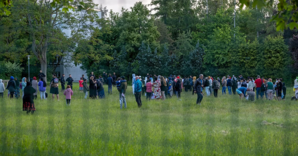 Жителей приюта, спасшихся пожарными, отвезли в другой центр приема беженцев в соседнем Гермсдорфе. Их сопровождали сотрудники полиции и переводчики.