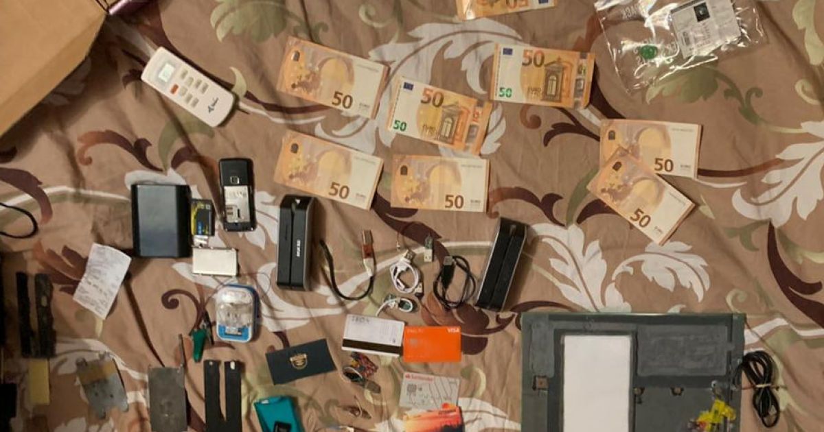 Незаконне зняття грошей з банківських карток громадян
