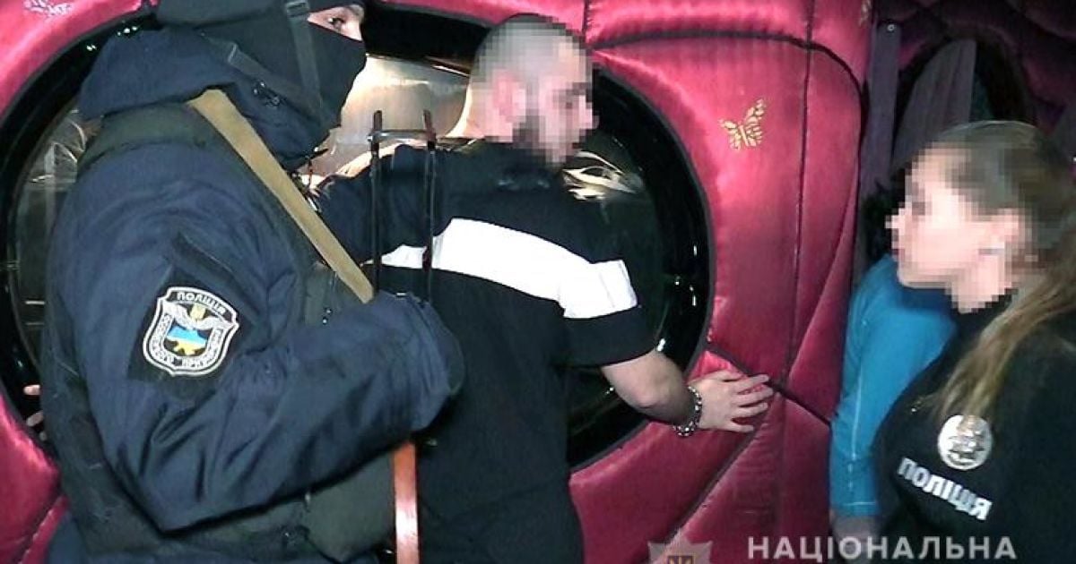 У центрі Києва викрили стриптиз-клуб, у якому дівчата надавали сексуальні послуги