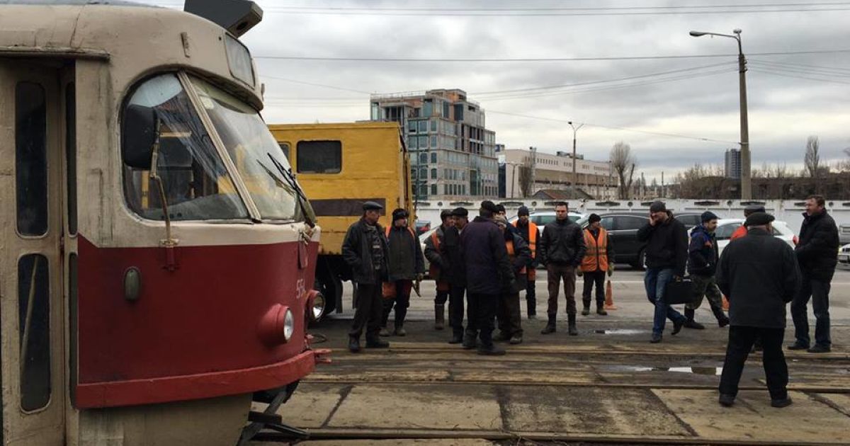 Трамвай зійшов з рейок на Лук'янівці_1 / © Фото Валерии Ковалинской/ТСН