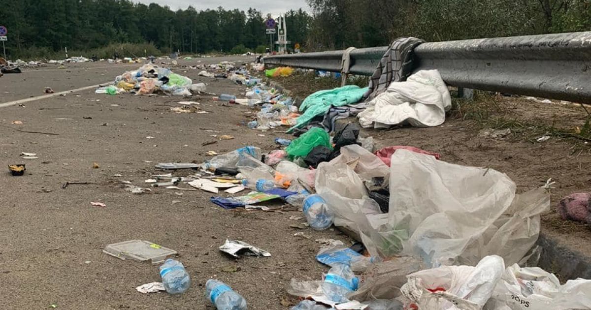 кордон сміття після хасидів_1 / © Facebook/Антон Геращенко