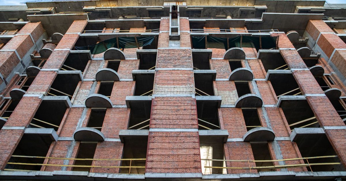 У скандальній недобудові на Гончара демонтують зайві поверхи