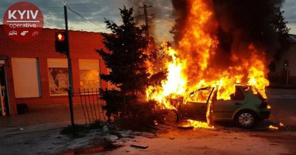 Під Києвом після аварії вщент згорів Volkswagen. Відео з камер спостереження