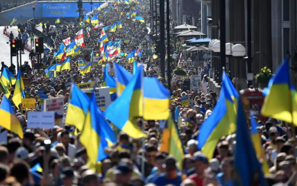 Десятки тисяч людей у Лондоні вийшли на мітинг, щоб підтримати Україну (фото)