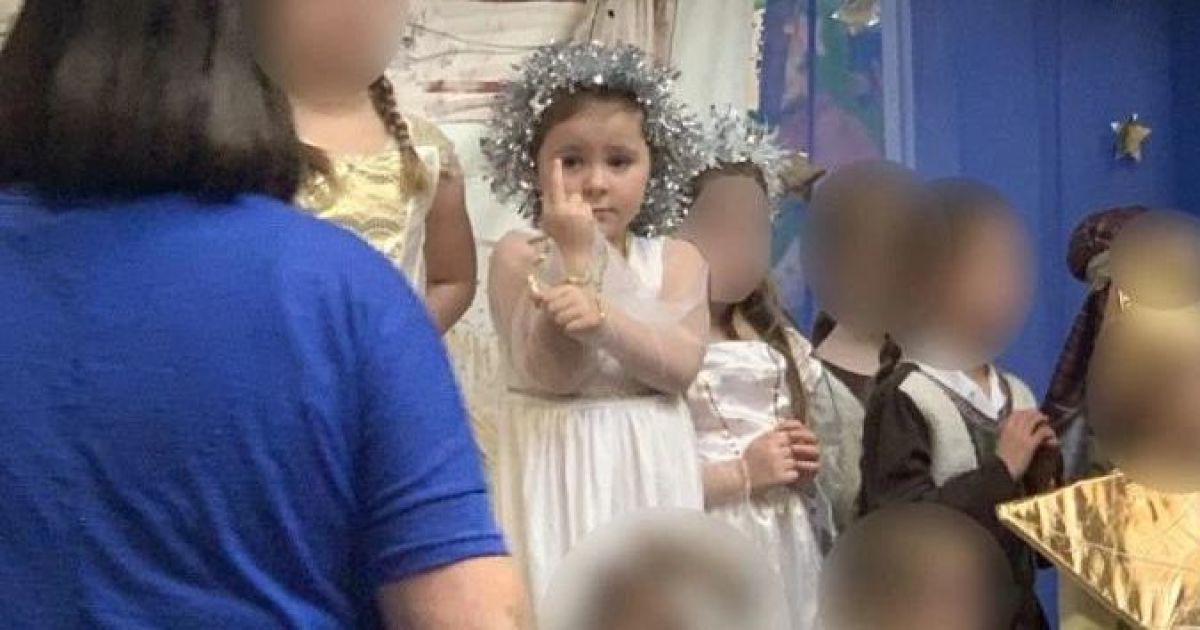 Пятилетняя британка показала средний палец на детском утреннике
