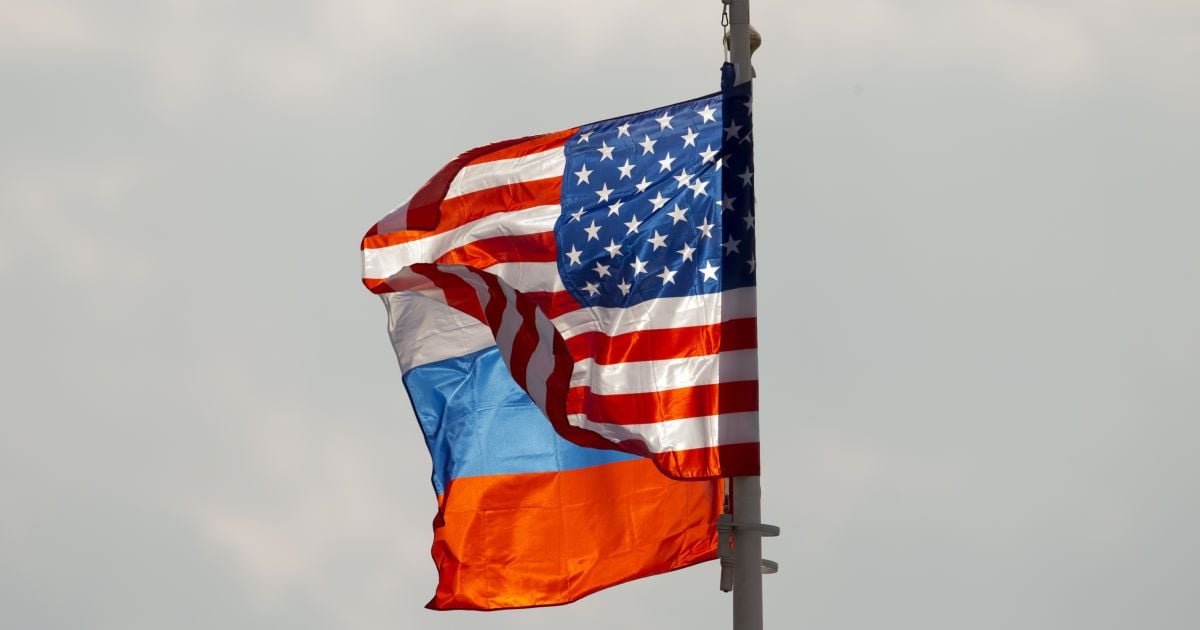 Флаги России и США