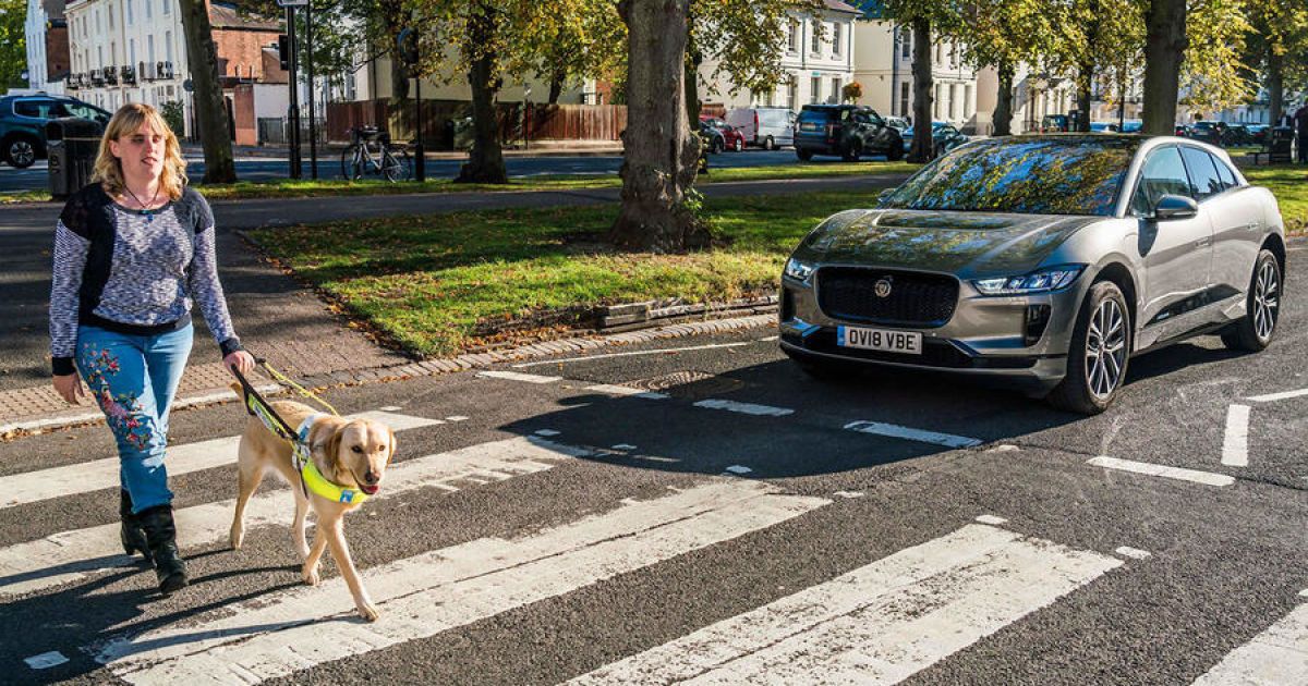 Jaguar I-Pace допомагає людям з поганим зором переходити дорогу