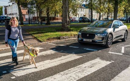 Jaguar I-Pace помогает людям с плохим зрением переходить дорогу