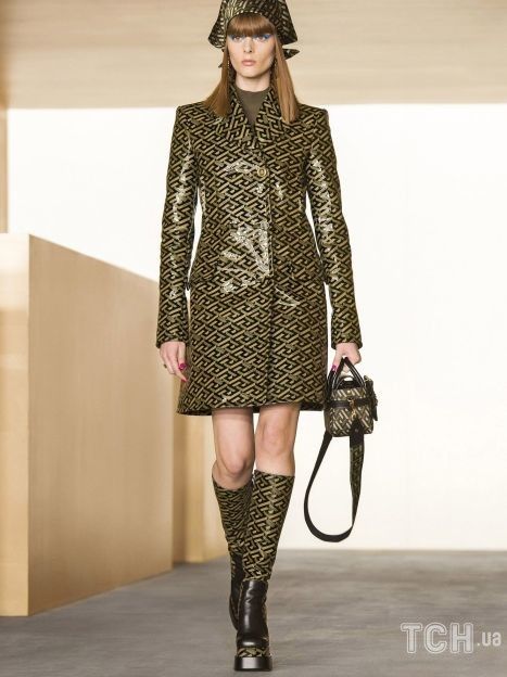 Коллекция Versace прет-а-порте сезона осень-зима 2021-2022 / © East News