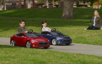 Американцы выпустили детскую версию Tesla Model S (Видео)