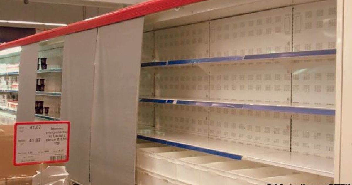 Из-за уменьшения поставок молочной продукции с материковой Украины, в Симферополе пустые полки в магазинах.