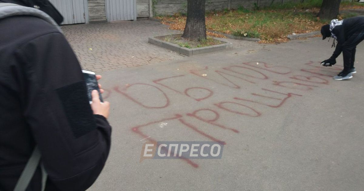залили фекаліями машини з дипномерами_2 / © Еспресо.TV