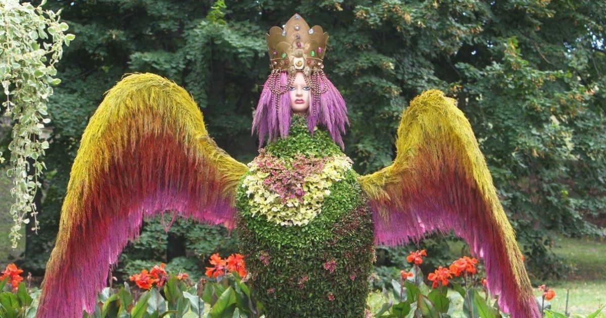 У Києві влаштували виставку живих квітів, із яких виклали міфічних істот
