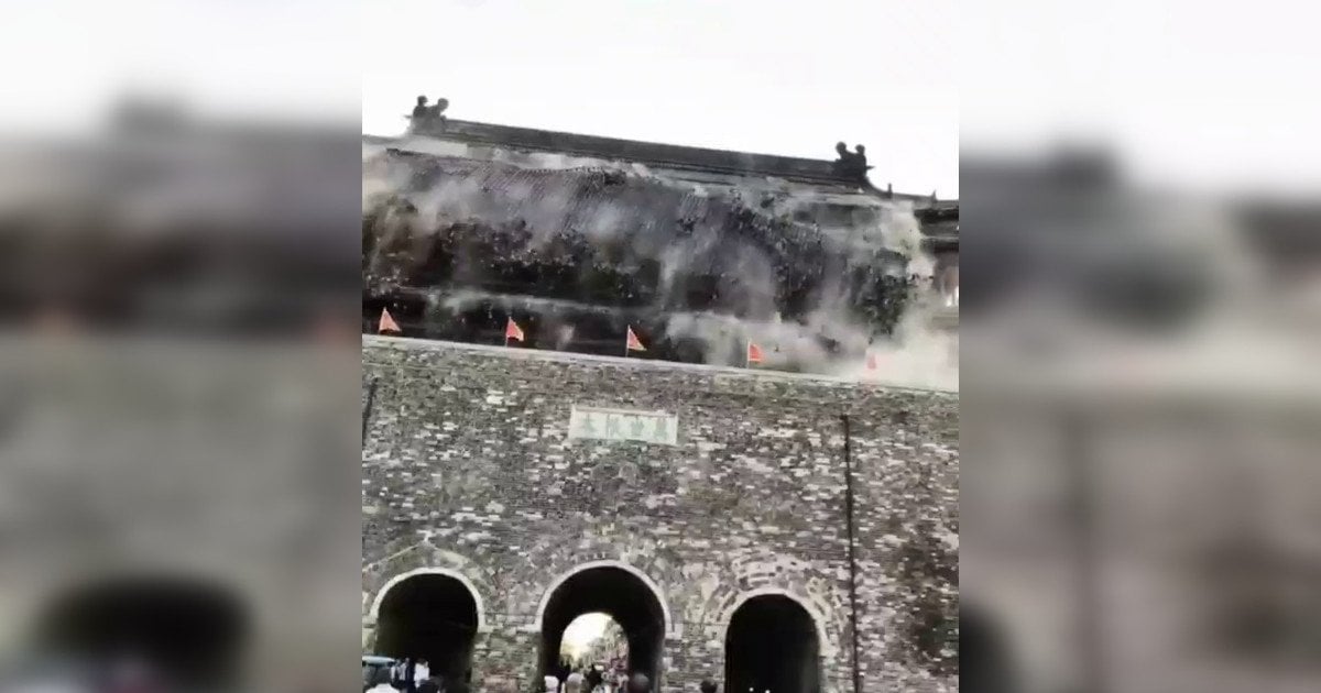 Обвал башни в Китае