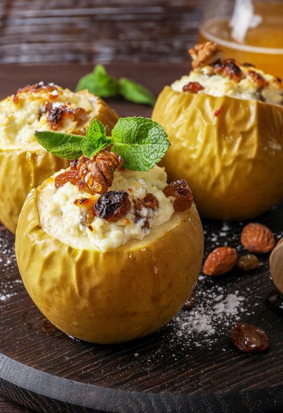 Яблука запечені з сиром і родзинками