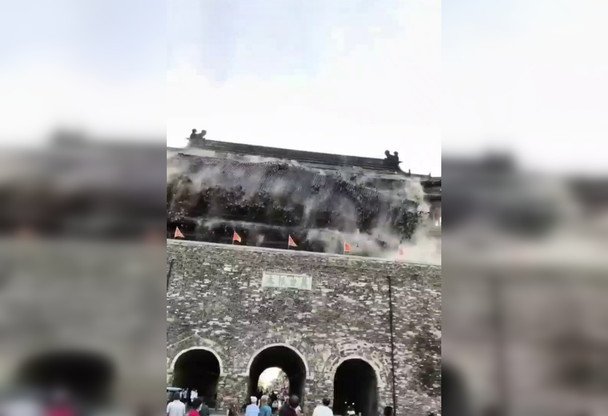 В Китае рухнула крыша "исторической" башни на головы туристов