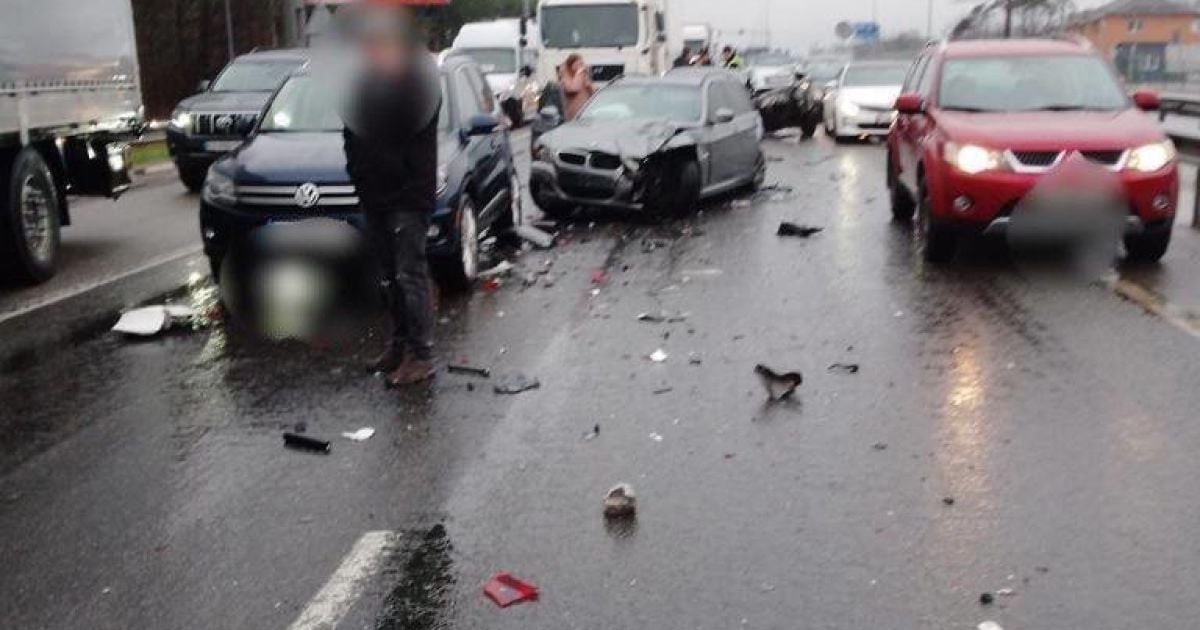 На Житомирской трассе — жуткая масштабная авария: столкнулись автобус и еще несколько авто (фото, видео)