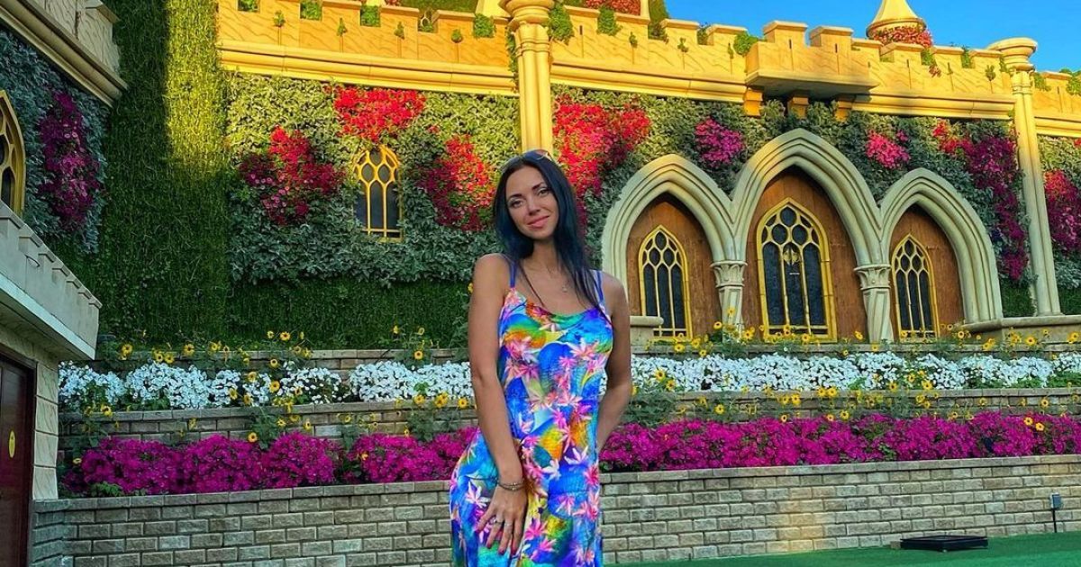 Вика из "НЕАНГЕЛОВ" подчеркнула загорелую фигуру пестрым сарафаном