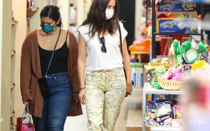 В штанах с узором пейсли: Ана де Армас сходила на шопинг в Калифорнии