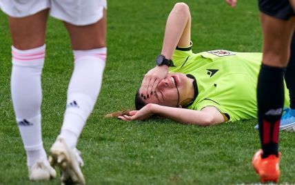 Не смогла досудить матч: в Испании футбольную женщину-арбитра "нокаутировали" мячом (видео)
