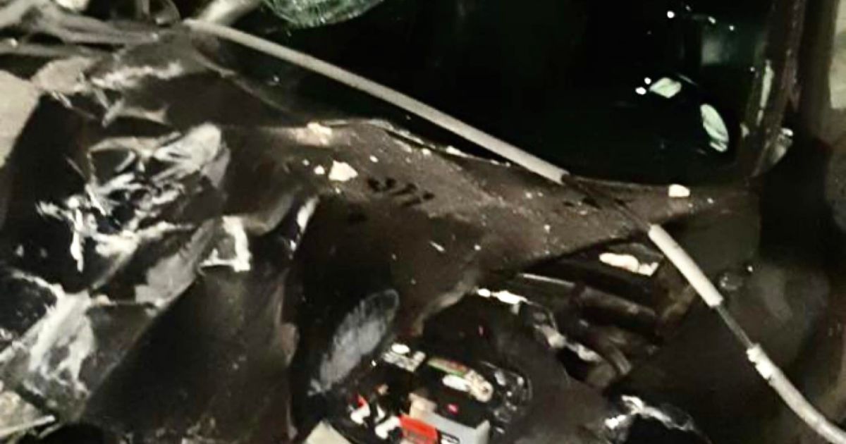 У Борисполі водій на Nissan Juke влетів в електроопору та зніс паркан приватного будинку