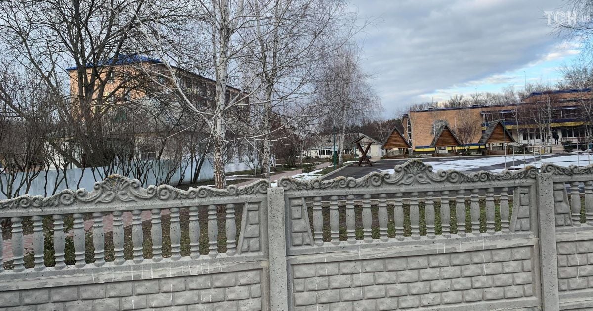 Евакуйовані з Уханя розмістилися у санаторії в Нових Санжарах. Заклад оточений правоохоронцями
