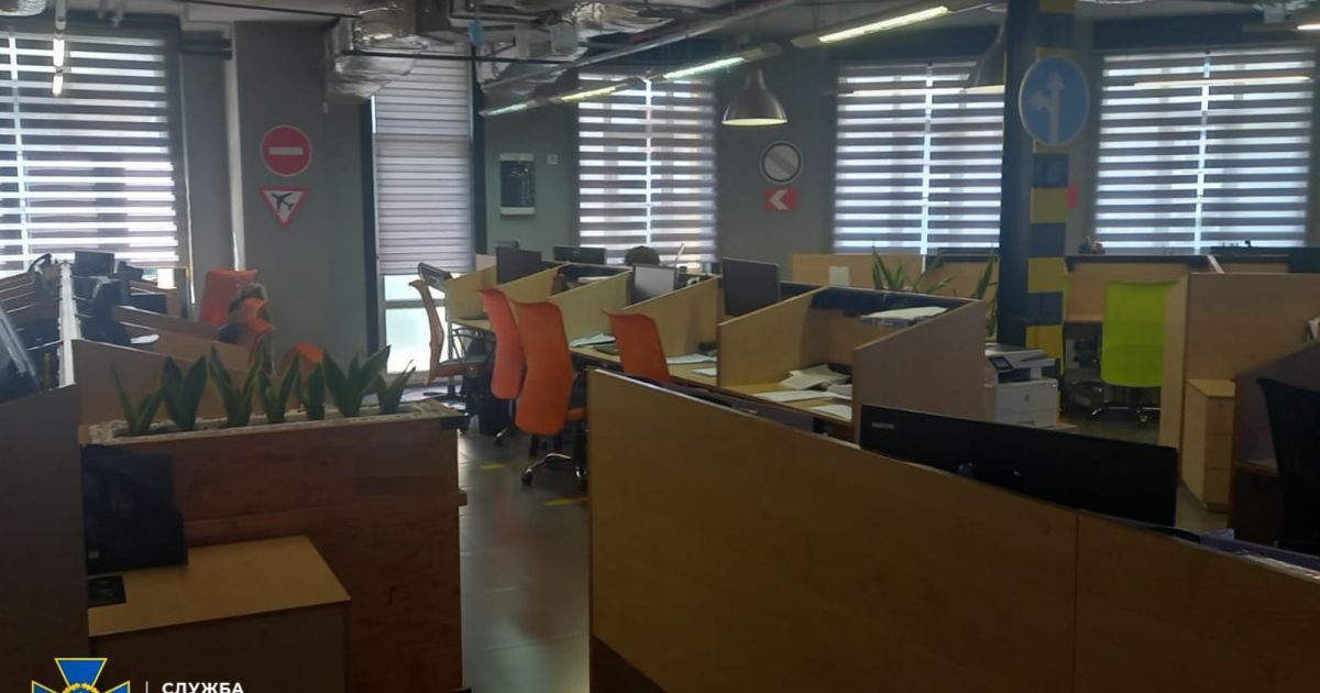 У Києві співробітники ІТ компанії продавала програмами для віддаленого злому WhatsApp, Viber і TeLegram