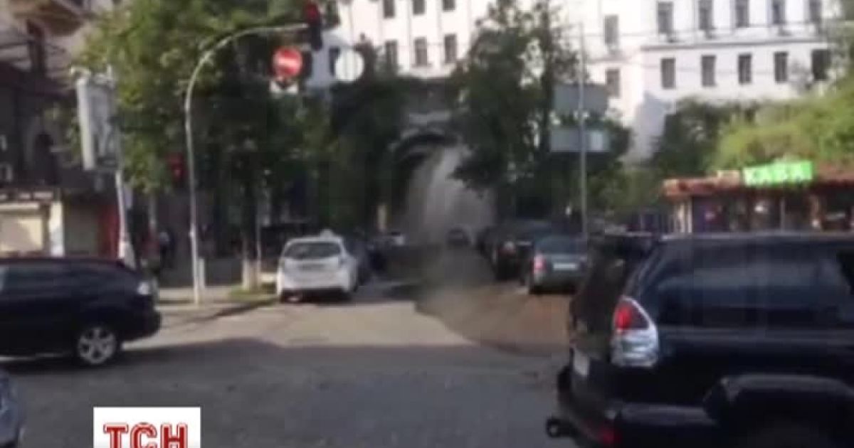 В центре Киева забил "гейзер"