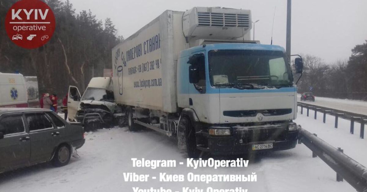 Величезний затор утворився на Житомирські трасі у бік столиці через ДТП