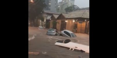 Потужний паводок змив автомобілі з міських вулиць у Бразилії