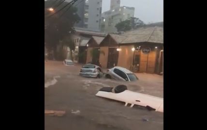 Мощный паводок смыл автомобили с городских улиц в Бразилии