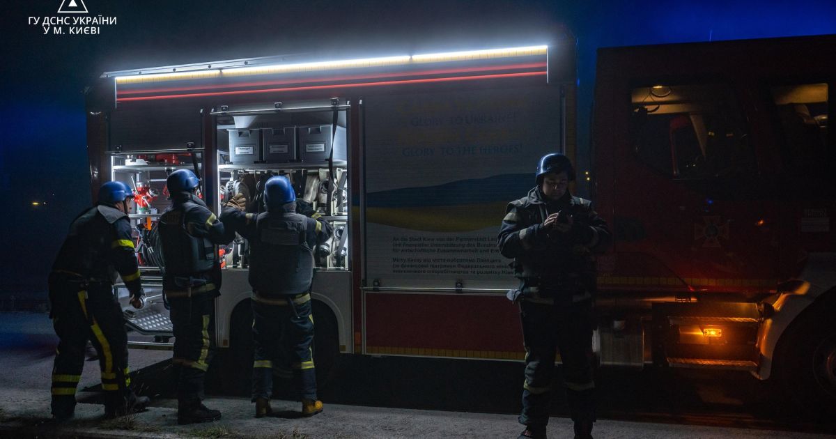 Спасатели ГСЧС после атаки по Киеву 10 сентября.