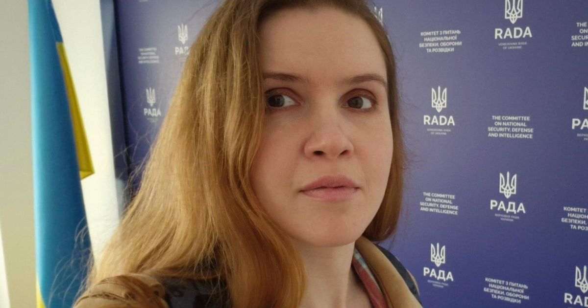 Нардеп Безугла продовжує "наїзди" на головкома ЗСУ Сирського. Фото: Facebook Марʼяни Безуглої