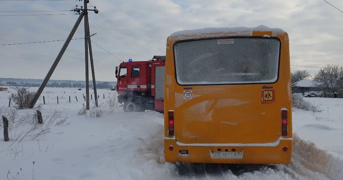 У Чернівецькій області шкільний автобус із дітьми застряг у сніговому заметі