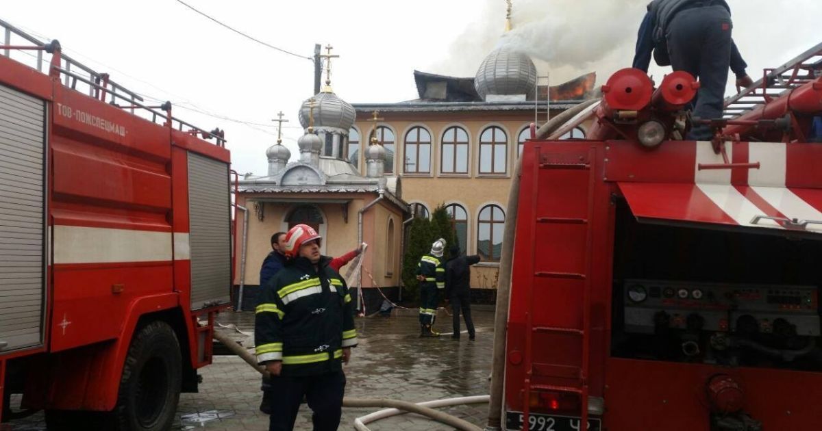 Пожежа у монастирі у Чернівецькій області_2 / © Facebook/ ДСНС України