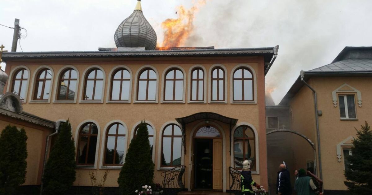Пожежа у монастирі у Чернівецькій області_3 / © Facebook/ ДСНС України