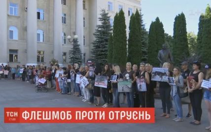 Сотни зоозащитников устроили под стенами горсовета Кропивницкого молчаливый протест