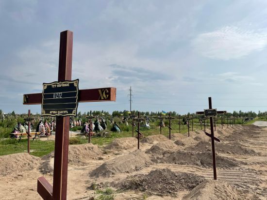 Замість імені - номер: у Бучі ховають невпізнаних цивільних, загиблих під час окупації (фото)