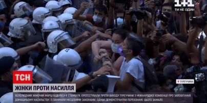 Новини світу: у Стамбулі жінки протестують через вихід Туреччині з Міжнародної конвенції проти домашнього насилля