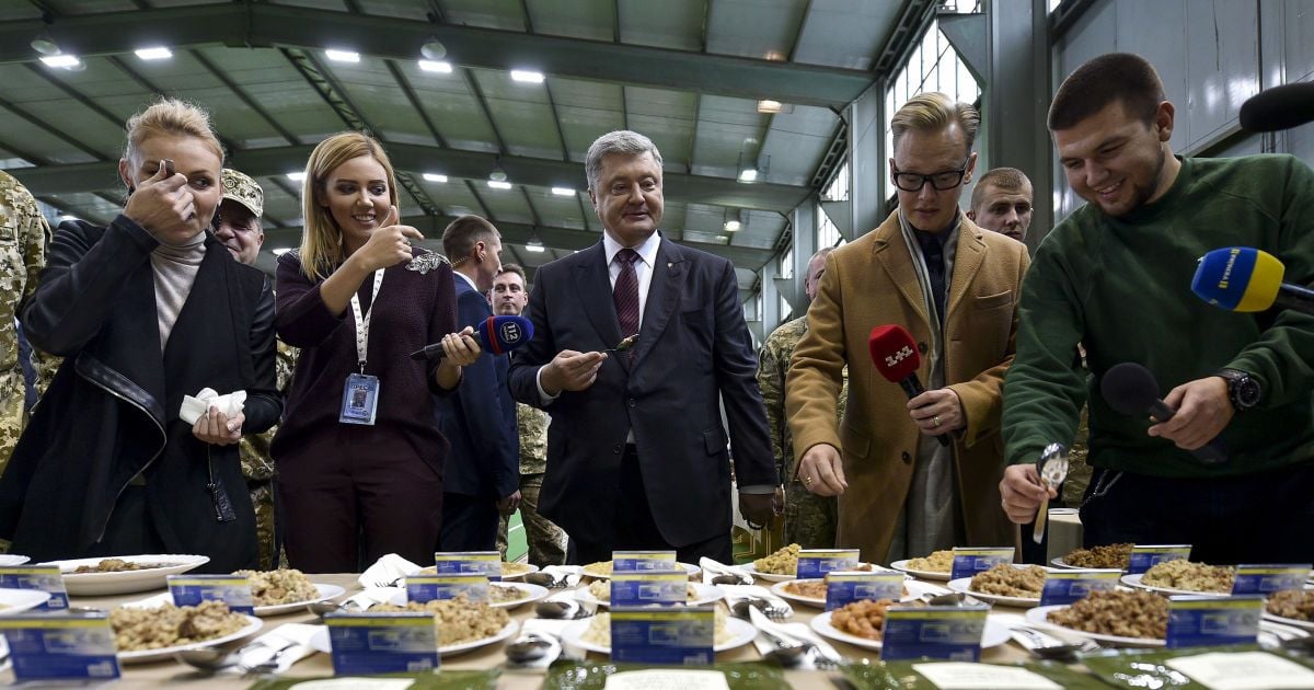 Петро Порошенко скуштував борщ 