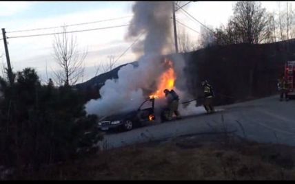 В Сеть выложили курьезное видео, как горящая машина "убегает" от пожарных