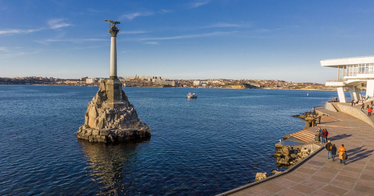 Местных жителей призывают отойти от окон