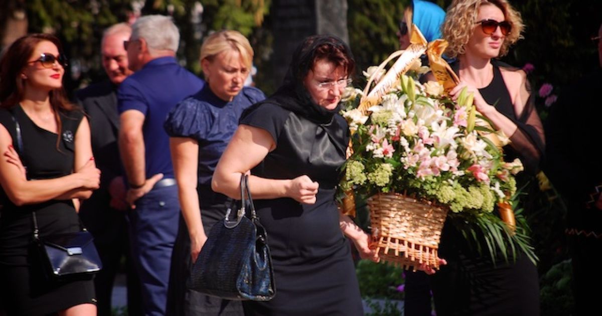 Во время панихиды по Еремееву на территории Святотроицкого собора в Луцке / © ТСН.ua