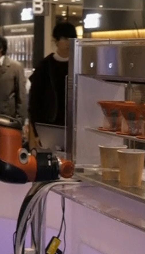 В Японии открыли уникальное кафе, где напитки готовят работы