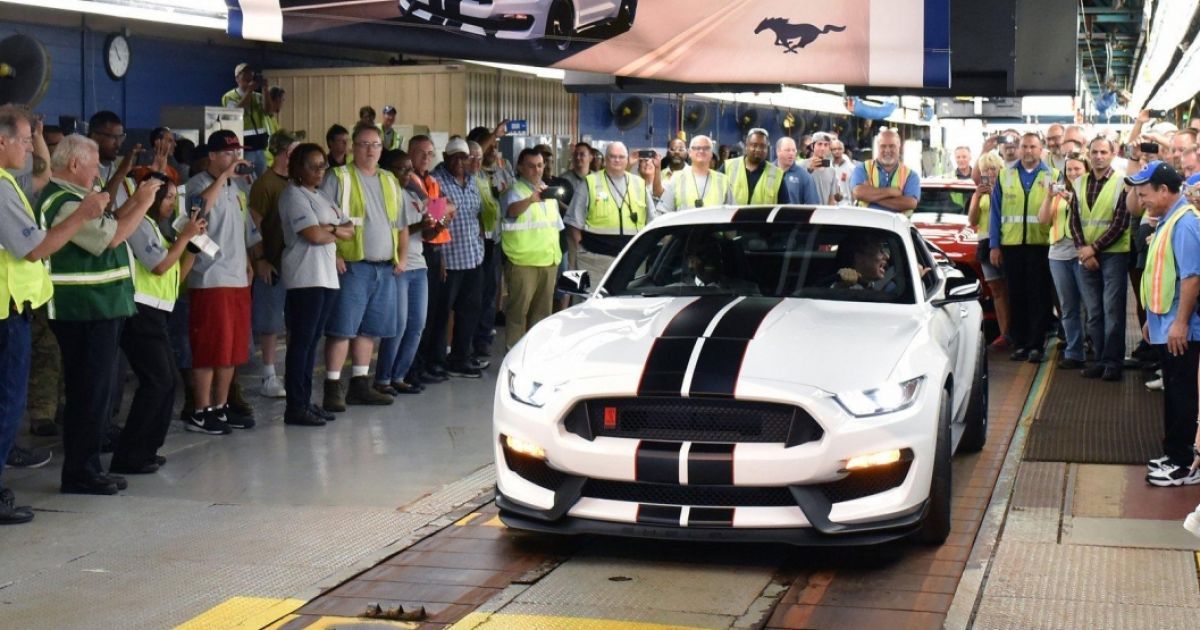 "Заряженный" Ford Shelby GT350R Mustang сошел с конвейера
