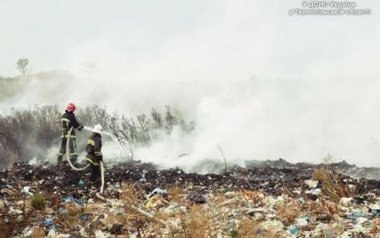 На Тернопольщине потушили масштабный пожар на мусорной свалке