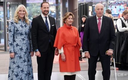 Королева Соня в ярком пальто, а ее невестка – в красивом голубом: светский выход норвежских монархов